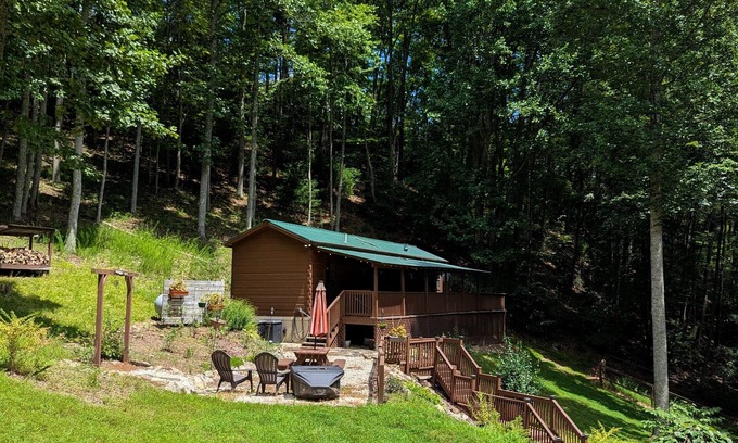 Marshall Cabina | Big Pine Hideaway, a 2 Bedroom Cabin with Hot-tub and A/C