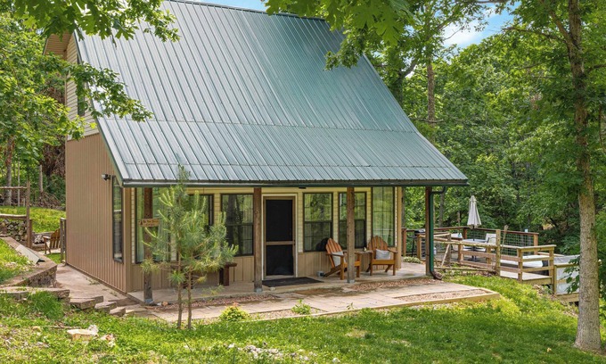 Rogers Cabaña | Big Pine Holler -1 mi to Beaver Lake-Cabin-Hot Tub