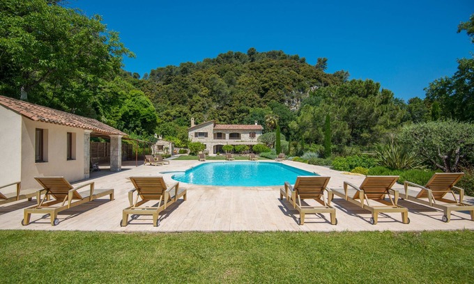 Cagnes-sur-Mer Villa | Camas muy amplias y de calidad, villa tranquila con piscina grande, WIFI y aire acondicionado.