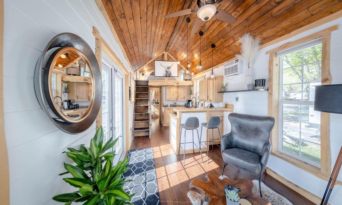 Draper Cabina | Big Profile, Tiny Mtn Cabin