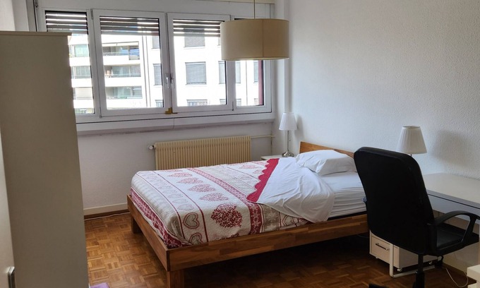 Saint-Jean and Charmilles Cama Y Desayuno | Big Room, Bus 200m,10 minutes Town Center\Airport