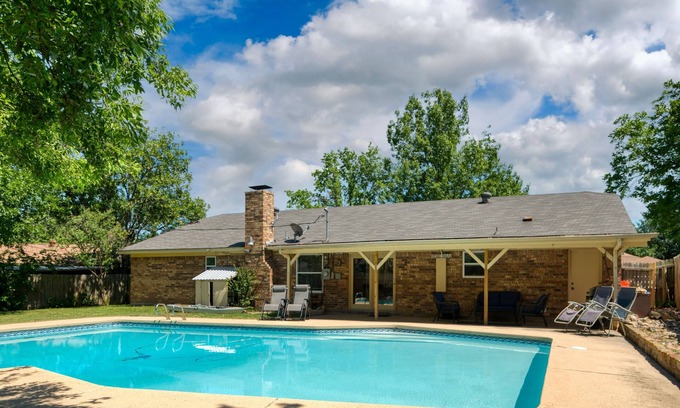 North Richland Hills Casa | Big Saltwater Pool close to Tex Rail