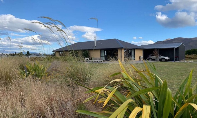 Twizel Casa | Big Sky, Big View - Family friendly and close to Mt Cook, FREE WIFI
