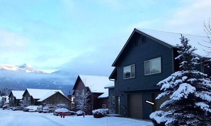 Big Sky Chalet De Esquí | Big Sky Home, Spacious and Clean, with Private Hot Tub, Fireplace and Garage