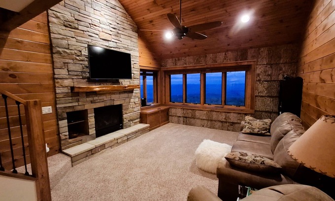 Beech Mountain Casa | Big Sky Villa - Spectacular Long-Range Mountain Views close to Skiing