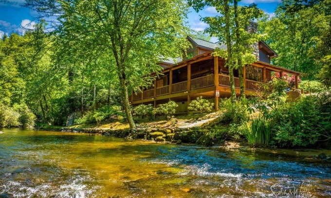 Robbinsville Cabina | Big Snowbird Creek Escape: Luxe Smoky Mountain Fishing Cabin