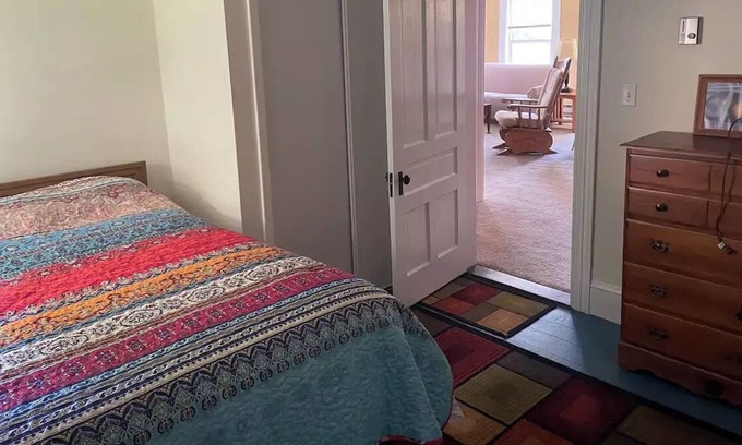 St. Johnsbury Center Apartamento | Big, sunny and simple.