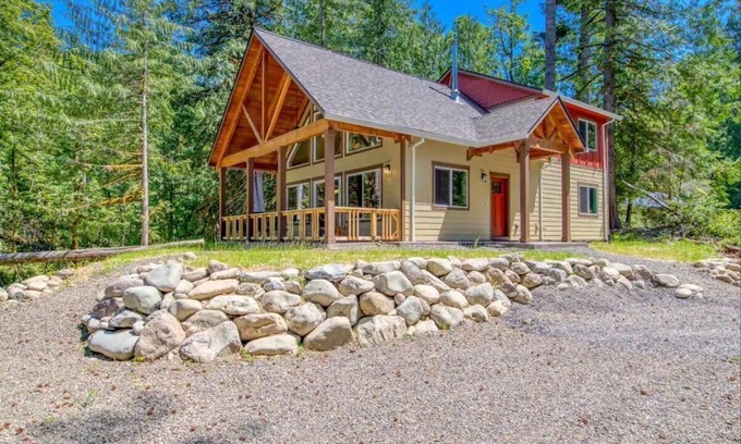Welches Cabina | Big Tree Retreat: Secluded cabin with hot tub, river views & woodstove