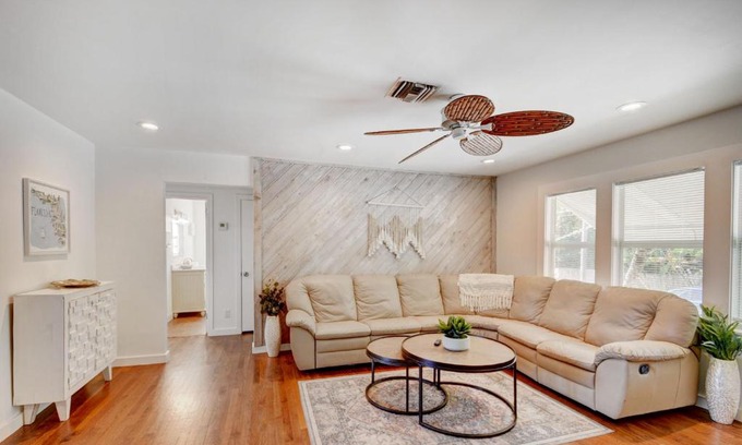 Lake Worth Casa | Big vacation home with POOL, BBQ - 9min to BEACH