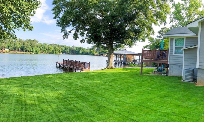 Monticello Cabaña | Hermosas vistas al lago, hermosas puestas de sol, muelle privado y rampa para botes.