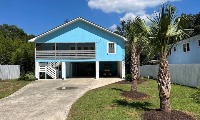 Litchfield by the Sea Casa | Big Wave ~ Brand New! 5Br, 3Ba. Sleeps 12. Half mile to Beach only 3 min away