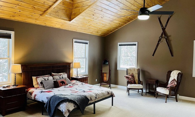 New London Casa | BigBear Lodge - Mt Sunapee/Hot Tub/Firepit - Family Friendly!