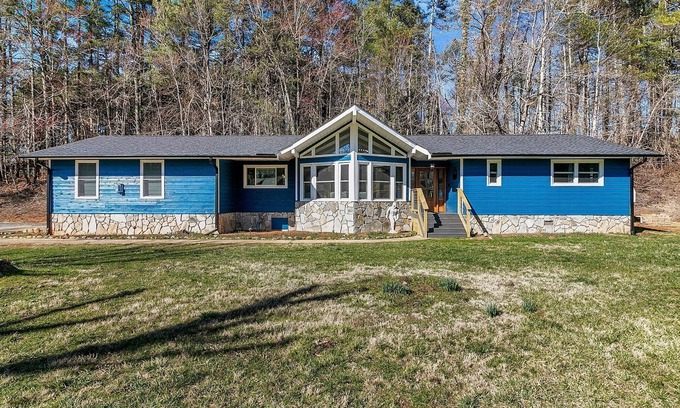 Vein Mountain Casa | Bigfoot Manor Escape to the Heart of the Blue Ridge Mountains