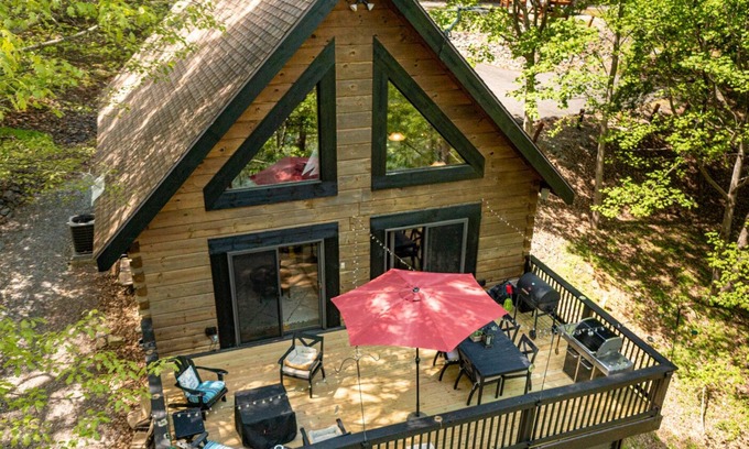 Westlake Corner Casa | Bigfoot's Mountain Bungalow - Cozy Lakefront Cabin: King Suites / Arcades / Dock