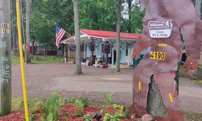 Harrison Cabina | Bigfoot themed cottage. Dog friendly!