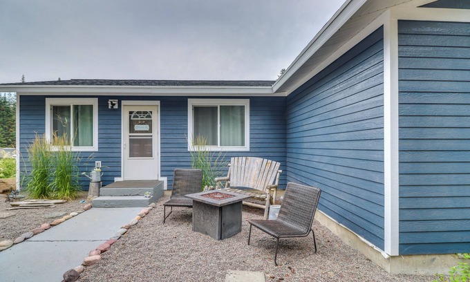 Bigfork Cabaña | Bigfork Cottage w/ Hot Tub ~ 6 Mi to Flathead Lake