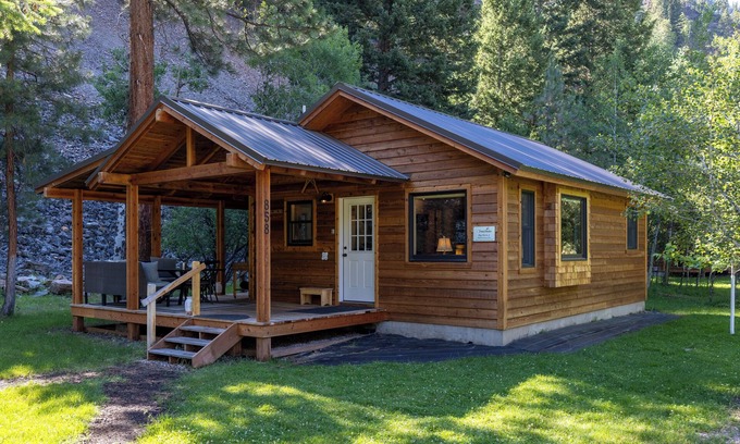 Granite County Cabina | Bighorn Cabin #2 - Have breakfast with Bighorn Sheep!