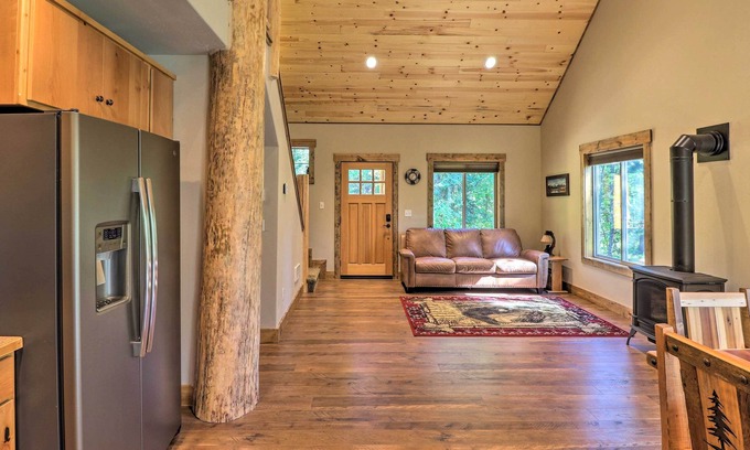 Bigfork Cabina | 'Bigsky' Cabin w/ Fire Pit, Walk to Fishing!