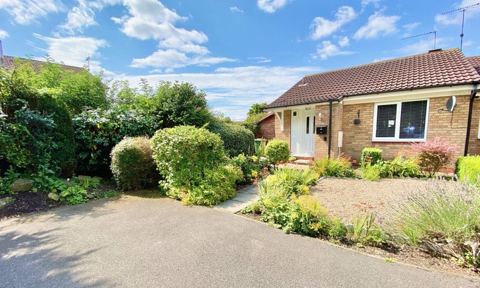 Driffield Casa | Bijou Abode::charming bungalow, quiet setting, gardens, private parking & cabin.