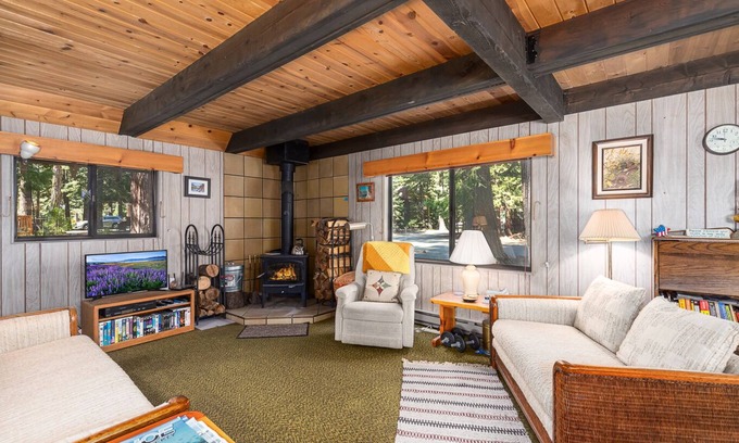 Tahoma Cabina | Bikes + Kayak Avail! Authentic Cabin in Friendly West Shore - "Mirthwood Den"