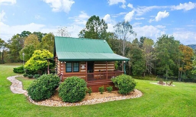 Max Meadows Cabina | Bilbo Baggins New River Cabin. A charming escape inspired by the Shire.