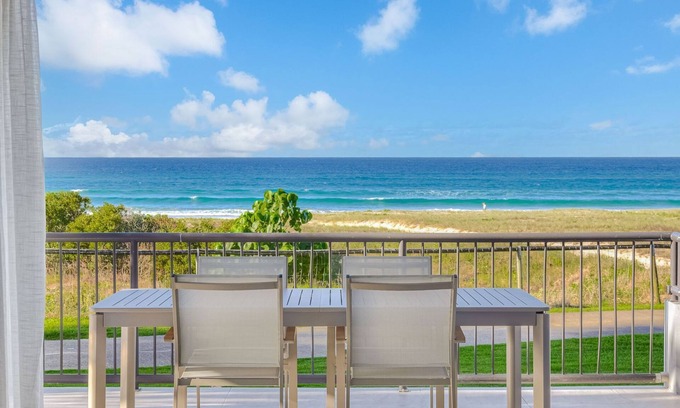 Bilinga Apartamento | Bilinga Beach Living - Absolute Beachfront Luxury - Linen Provided - Min. 3 Night Stays