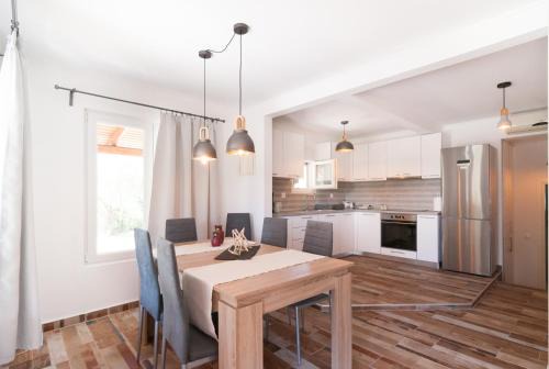 Aristotelis Casa | Bill & Eva's precious jewel