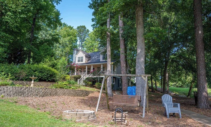 Lake Oconee Casa | Billiards, ping pong, foosball, and Lake Oconee waterfront.