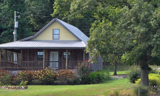 Mountain View Cabina | Billie’s Bunkhouse~Quiet location close to town!