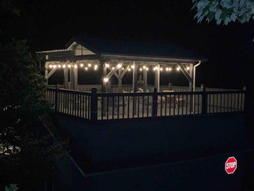 Clayton Casa | Bills Bungalow on Lake Burton with Top Dock and Patio