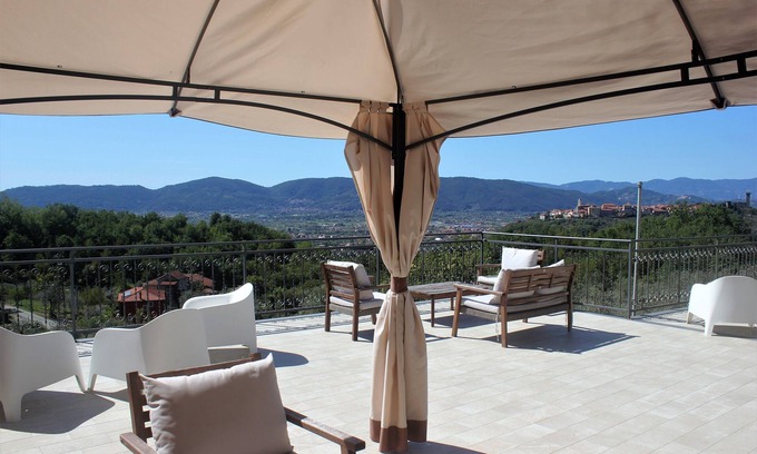 Castelnuovo Magra Apartamento | Dos habitaciones verdes, relajarse en las vistas al campo y sin precedentes, piscina privada