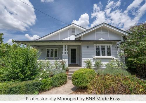 Orange Casa | Bindi Cottage, Spacious & Unique, Opposite Pool