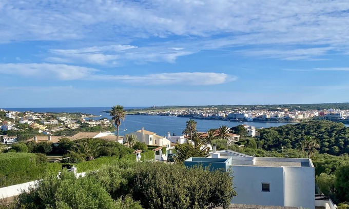 Cala Llonga Chalet De Esquí | Bini Moxonia Villa de lujo con vistas al mar, piscina y espectacular jardín