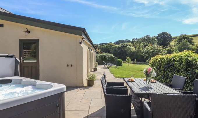 Crediton Cabaña | BINNEFORD BARN, family friendly, with hot tub in Cheriton Fitzpaine