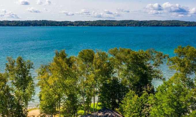 Alden Cabaña | Birch Cottage Torch Lake Waterfront with Sunset Views, Kayaks and Paddleboards