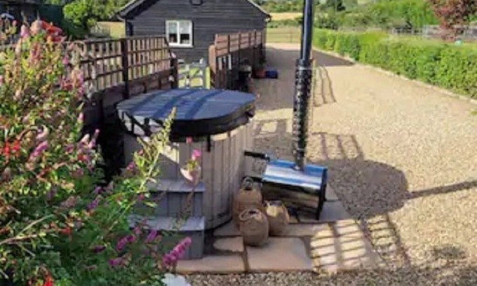 Harrietsham Cabaña | Birch Cottage with wood-fired hot tub.