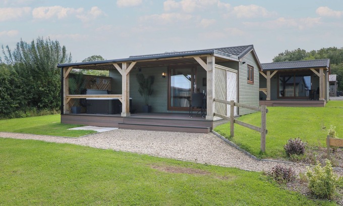 Swadlincote Cabaña | BIRCH, romantic, luxury holiday cottage, with hot tub in Donisthorpe