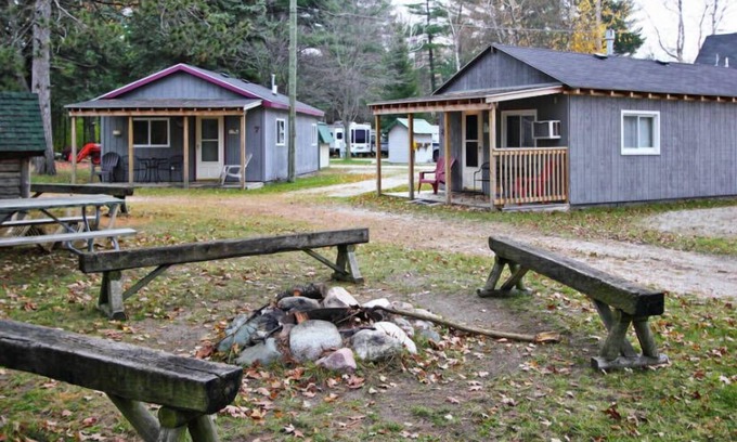 Cadillac Cabina | Birchwood Resort & Campground