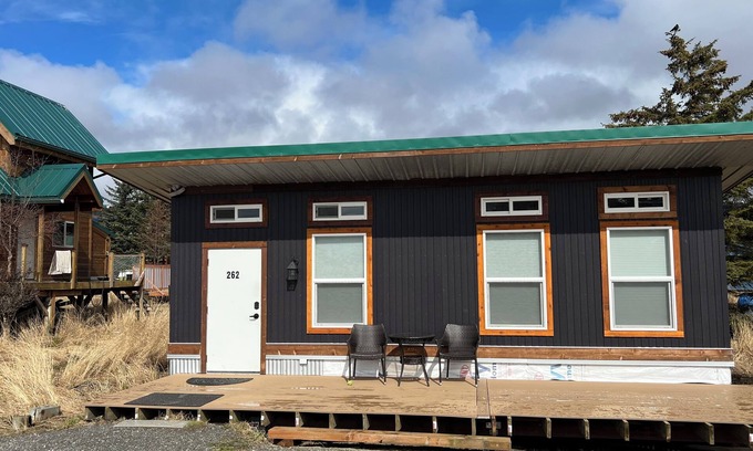 Nikolaevsk Cabaña | Bird and Beach Guesthouse- beachfront studio cottage in Old Town Homer