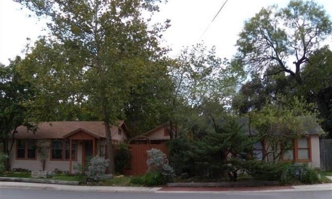 Kerrville Cabaña | 'Bird's Nest Guest Cottage' Guadalupe River - Se admiten perros (tarifa de perro $ 15 / noche)