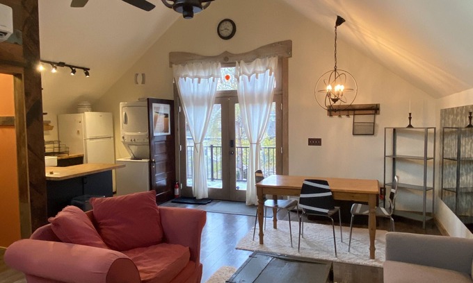 East Central Apartamento | Bird's Nest Hideaway University Historic District
