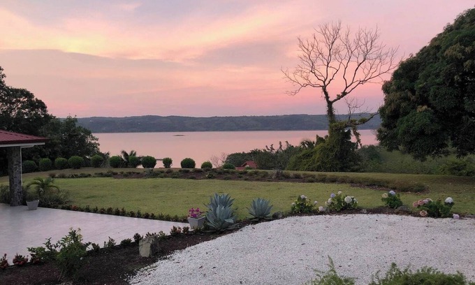 Tronadora Casa | Birder’s Paradise, Dazzling Lake & Volcano Views!