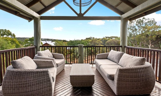 Eagle Bay Casa | Birdie Beach House - anyone for tennis?