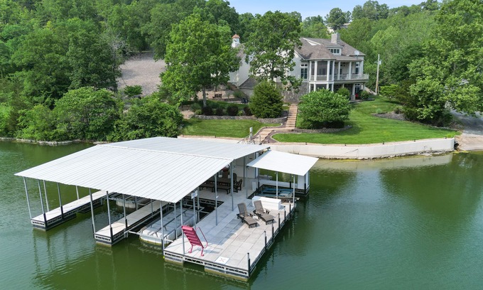 Camdenton Casa | Birdnest - A Luxury Vacation Experience
