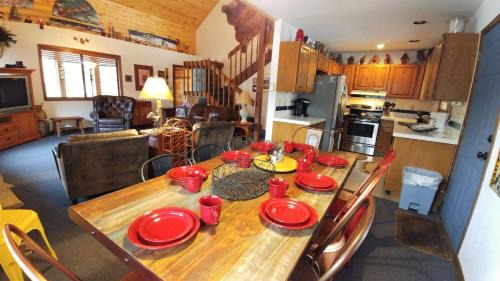 Red River Casa | Birds and Bears Retreat - On The River - Pet Friendly - WiFi - Satellite - Washer - Dryer - Large Deck - Grill - Fenced In Yard