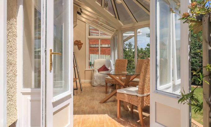Crediton Casa | BIRDSONG, family friendly, with a garden in Crediton