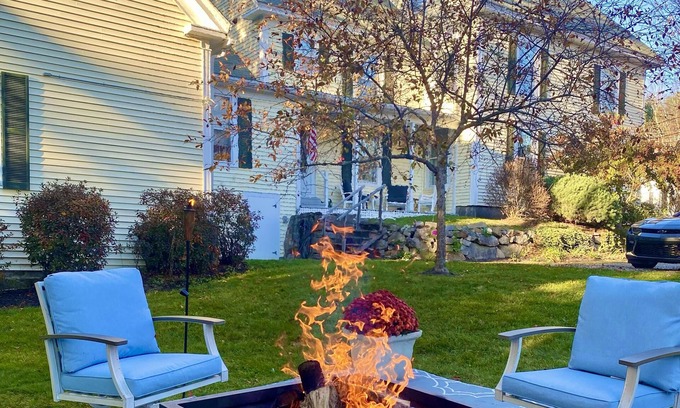 Waldoboro Apartamento | Birdsong Hilltop 2BR w/ Private Balcony + 2 Fire Pits + Peaceful Setting