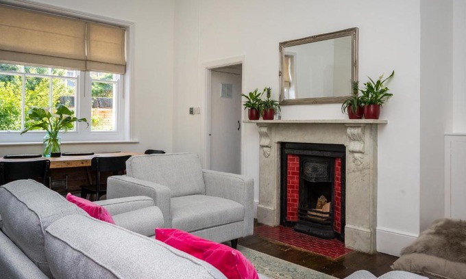 Worthing Apartamento | Birdsong & Pine: parking & garden