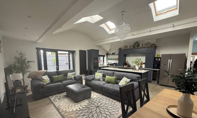 Birkdale Casa | Birkdale Links Lodge - Ideal for golf stays and larger families.