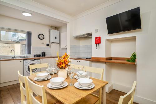 Birkenhead Casa | Birkenhead Haven - Sleeps 14 - Family and Group Stay